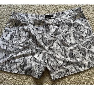 Banana Republic Women’s Black and White Tropical Print Shorts. Size 14